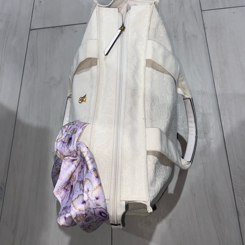 Victoria's Secret White Floral Tote - Picture 2 of 6